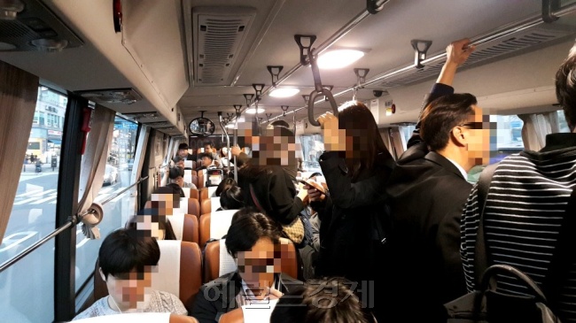 달리는 버스 안에서 한 손으로 스마트폰을 쥐고 있는 승객들. [사진=정세희 기자/say@heraldcorp.com]