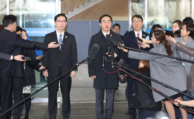 This photo, taken March 29, 2018, shows Unification Minister Cho Myoung-gyon (C), South Korea's chief delegate for the two Koreas' high-level talks, speaking to reporters before leaving for North Korea for talks. (Yonhap)