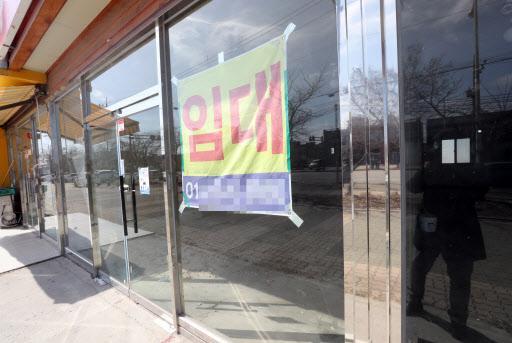 GM 군산공장 폐쇄가 발표된 지 한달이 된 13일 전북 군산시 오식도동 한 식당에 임대 문구가 적혀 있다. 경영난을 이유로 폐쇄가 발표된 지 한달이 된 13일 전북 군산시청 앞에 GM 군산공장 장상 가동을 촉구하는 현수막이 걸려 있다.  [연합뉴스]