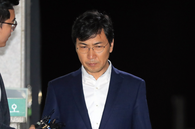 Former governor An Hee-jung leaves the detention center on Thursday around midnight. (Yonhap)