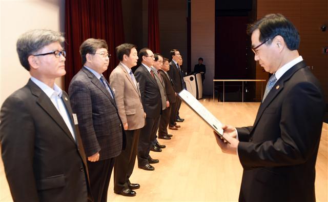 <YONHAP PHOTO-1360> 재난대응 안전한국훈련 중앙평가단 위촉식 (서울=연합뉴스) 류희인 행정안전부 재난안전관리본부장이 지난 28일 오후 정부세종청사에서 개최한 '2018 재난대응 안전한국훈련 중앙평가단 위촉식 및 워크숍'에서 중앙평가단에게 위촉장을 수여하고 있다. 2018.3.29 [행정안전부 제공=연합뉴스] photo@yna.co.kr/2018-03-29 09:11:12/ <저작권자 ⓒ 1980-2018 ㈜연합뉴스. 무단 전재 재배포 금지.>
<YONHAP PHOTO-1360> 재난대응 안전한국훈련 중앙평가단 위촉식 (서울=연합뉴스) 류희인 행정안전부 재난안전관리본부장이 지난 28일 오후 정부세종청사에서 개최한 '2018 재난대응 안전한국훈련 중앙평가단 위촉식 및 워크숍'에서 중앙평가단에게 위촉장을 수여하고 있다. 2018.3.29 [행정안전부 제공=연합뉴스] photo@yna.co.kr/2018-03-29 09:11:12/ <저작권자 ⓒ 1980-2018 ㈜연합뉴스. 무단 전재 재배포 금지.>