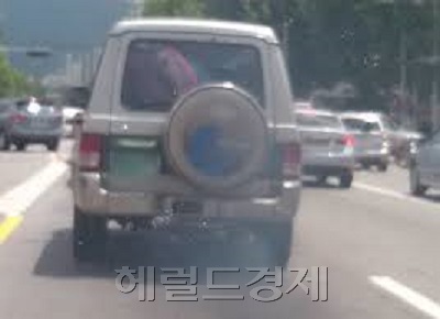 미세먼지 감축을 위해 석탄발전소 추가 운영감축과 비상저감조치의 민간 및 전국확대 등 강도 높은 대책이 추진된다. 사진은 노후 경유차가 매연을 내뿜는 모습. [헤럴드경제DB]