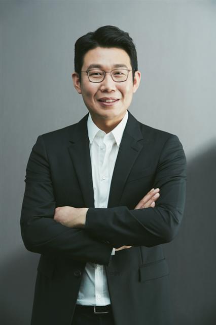 카카오프렌즈는 29일 권승조<사진> 전 라인 플레이 대표를 신임 대표로 내정했다고 밝혔다.  권 대표 내정자는 프리챌, 네이버 디자인 센터장 등을 거쳤다. 지난 2011년 NHN Arts 대표이사로 부임해 라인 플레이를 이끌어왔다.
라인플레이 출시 1년 만에 이용자 1300만명을 돌파하며 회사명도 라인 플레이로 바꿨다. 일본과 동남아시아, 미국 등에서 5000만명 이상의 이용자를 확보해 글로벌 서비스로 성장시키는데 기여했다는 평가를 받는다.
권 대표 내정자는 “카카오프렌즈브랜드 자산과 무궁무진한 가능성을 바탕으로 새로운 콘텐츠 개발 및 사업 확대를 통해 글로벌 IP 비즈니스 기업으로 성장시켜 나갈 것”이라고 말했다. 권 대표 내정자는 오는 4월 임시 주주총회와 이사회를 거쳐 공식 선임될 예정이다. 박세정 기자/sjpark@