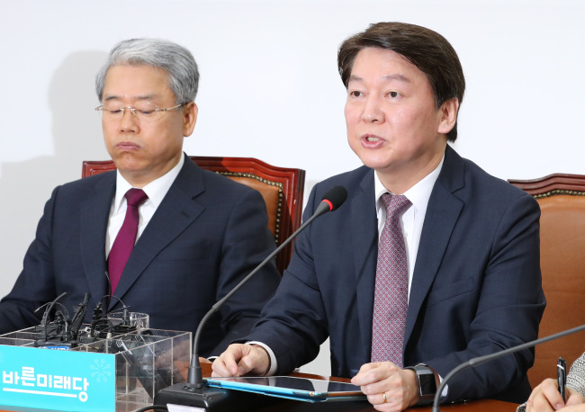 Ahn Cheol-soo (right), a senior member of the minor Bareunmirae Party, speaks during a party meeting at the National Assembly in Seoul on Wednesday. (Yonhap)