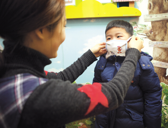 # 초등생 둘을 둔 회사원 박 모씨(45)는 지난 주말 오랜만에 계획했던 봄나들이 계획을 취소하고 주말내내 집에 있는 공기청정기 두 대를 틀어놓고 지냈다. 얼마전 청소한 집 창문마다 누런 흙먼지가 잔뜩 끼어 있을 정도로  미세먼지가 위협적으로 다가왔기 때문이다. 박 씨는 평소 비염 등 호흡기질환을 달고사는 두 아이들을 데리고 야외에 나갈 경우 나들이 비용보다 병원에 가는 비용이 더 들어갈거 같아 당분간 미세먼지 주의보가 발령될 경우 외출을 삼갈 생각이다.
미세먼지가 전국을 강타하면서 개학을 맞은 초등생을 둔 부모들은 아이들의 건강관리에 각별한 주의를 기울여야한다.  갑자기 따뜻해진 봄 날씨로 외출하고 싶은 마음이 굴뚝같지만 미세먼지가 건강에 미치는 영향을 간과할 경우 그 대가는 혹독할 수 있다. 미세먼지는 카드뮴이나 납, 실리콘 등 다양한 유해물질을 포함하고 있어 인체에 치명적인 영향을 미칠 수 있다.
초미세먼지는 우리 눈에 보이지 않을 정도로 가늘고 작은 입자로, 사람의 폐포 깊숙이 침투해 감기나 후두염, 천식, 기관지염 등을 초래하고, 기관지 관련 환자들의 증세를 악화시킬 수 있다. 특히, 천식 환자는 황사나 미세먼지 물질을 흡입하면 기관지가 수축해 발작 횟수가 증가하는 등 증상이 급격히 악화 될 수 있고 입원 및 사망의 위험이 커진다.
뿐만 아니라 눈, 코, 피부, 목 등에 알레르기와 과민반응을 일으켜 알레르기성 결막염, 알레르기성 비염과 중이염 등의 질환을 일으킬 수 있다.
피부질환자인 경우 중금속이 포함된 오염물질이 피부에 닿으면 피부질환이 악화할 수 있으며, 정상적인 피부에도 자극을 주어 가려움, 붉은 반점, 부종, 물집 등이 생기는 아토피성 피부염이 생길 수 있다.
▶성장하는 아이들 미세먼지 더 위험= 미세먼지 농도는 점점 높아지는데 아이들은 면역체계가 완성되지 않은 상태여서 취약할 수밖에 없다. 미세먼지는 세계보건기구 WHO가 지정한 1급 발암물질로 각종 호흡기질환은 물론 심뇌혈관 질환 발생에도 영향을 준다.
특히 성장하는 어린이는 면역체계가 완성되지 않아 미세먼지에 더욱 취약하다. 폐기능 저하는 물론 심혈관 질환과 당뇨의 발생 위험을 증가시키기 때문에 건강을 지키려면 미세먼지 노출을 최대한 피하고 몸 안에 쌓이지 않게 하는 게 관건이다. 외출 시 황사마스크 착용은 필수이며  외출 후에는 아이가 손씻기와 같은 위생 수칙을 지킬 수 있도록 교육하는 것도 중요하다.
세브란스 어린이병원 소아호흡기알레르기과 김경원 교수는 “아이들은 면역체계와 모든 장기가 발달 중인 단계이기 때문에 성인보다 더욱 세심한 관리가 필요하고 특히 천식 등의 만성호흡기 질환이 있는 경우에 손 위생이라든지 전체적인 청결상태를 포함한 호흡기의 청결상태를 특별히 부모님이 관심을 가져야한다”라며“또한 균형 잡힌 식생활로 면역력이 떨어지지 않도록 하는 것이 중요하다”고 조언했다.
▶부득이한 외출후 반드시 미세먼지 털어내야=미세먼지 주의보(또는 경보)가 있을 때에는 호흡기나 심장에 질병이 있는 경우 집 밖에 나가는 것을 최대한 자제해야 한다.
또한 노인이나 어린이는 밖에 오래 나가 있는 것을 자제하는 것이 좋다.
외출 후에는 손을 씻는 습관을 가지고, 얼굴도 깨끗이 씻어내는 것이 좋다. 물을 많이 마셔 호흡기 점막이 건조해지지 않도록 해 미세 먼지가 쉽게 침투하지 못하도록 해야 한다. 물을 많이 마시면 혈액의 수분 비율이 높아져 체내 미세 먼지가 낮아지기도 한다.
서울아산병원 호흡기내과 이세원 교수는 “만성폐쇄성폐질환(COPD)이나 천식 있는 환자는 부득이하게 외출해야 할 경우 비상 상황을 고려해 평상시 증상을 잘 생각해 속효성 기관지 확장제 등 응급약을 챙겨야 한다”라며 “사회적으로는 모두 다 같아 가능하면 차량운행을 줄여서 미세먼지 발생을 줄이는 노력을 같이 하는 것이 바람직하다”고 조언했다.
▶미세먼지 심한 날,실내공기도 안전보장 못한다!= 실내 공기도 안심할 수는 없다. 미세먼지가 심한 날에는 문을 열어 환기를 하기보다는 공기청정기를 사용하는 것이 도움이 된다. 가습기를 활용해 적절한 습도를 유지하는 것도 좋다. 무엇보다 불필요한 야외 활동을 자제하고, 하루에 물 8잔 이상 마시는 등 충분한 섭취를 통해 목과 코, 피부를 보호해야 한다.
비타민이 풍부한 채소와 과일을 충분히 섭취하고, 스트레스를 조절하는 등 면역 기능 강화에도 힘써야 한다. 인스턴트음식과 커피를 줄이고, 금주 혹은 절주와 금연도 중요하다.
고려대 안산병원 가정의학과 김도훈 교수는 “성인과 달리 면역력이 약한 영유아의 경우, 미세먼지에 더 민감한 반응을 보일 수 있으므로 미세먼지 농도가 높은 날에는 외출을 삼가는 것이 좋다”며, “불가피하게 외출을 해야 할 경우에는 마스크를 꼭 착용해야 하며, 집에 영유아의 아이가 있다면 외출 후 접촉 전 청결하게 씻어야 한다”고 말했다.
김 교수는 또 “평소 면역력 강화를 위한 생활습관이 중요하다”면서, “외출 후 손을 잘 씻고, 충분한 수분섭취와 영양보충, 적절한 스트레스 관리 등 일상생활에서 할 수 있는 건강관리 실천이 가장 중요하다”고 강조했다.
김태열 기자/kty@heraldcorp.com