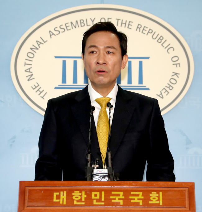 '6·13 지방선거' 서울시장 도전에 나선 더불어민주당 우상호 의원이 28일 국회 정론관에서 '반값' 공공산후조리원·공공난임센터 설치 등을 골자로 하는 출산지원 정책을 공약으로 발표하고 있다.[사진=연합뉴스]
'6·13 지방선거' 서울시장 도전에 나선 더불어민주당 우상호 의원이 28일 국회 정론관에서 '반값' 공공산후조리원·공공난임센터 설치 등을 골자로 하는 출산지원 정책을 공약으로 발표하고 있다.[사진=연합뉴스]