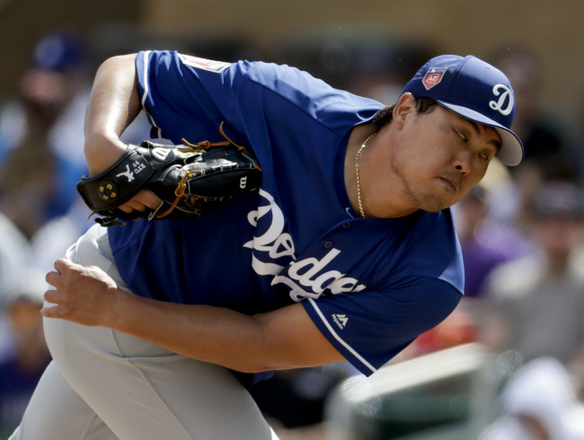 Los Angeles Dodgers starting pitcher Ryu Hyun-Jin throws against the Colorado Rockies during the first inning of a spring baseball game in Scottsdale, Arizona, on March 11, 2018. (AP-Yonhap)