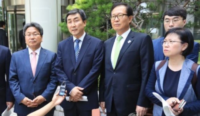 From L to R, incumbent and former lawmakers Kang Gi-jung, Lee Jong-kul, Moon Byeong-ho and Kim Hyun speak to reporters at the Seoul High Court on July 6, 2017, after they were found not guilty by the appellate court of suspected illegal confinement of a spy agency official. (Yonhap)