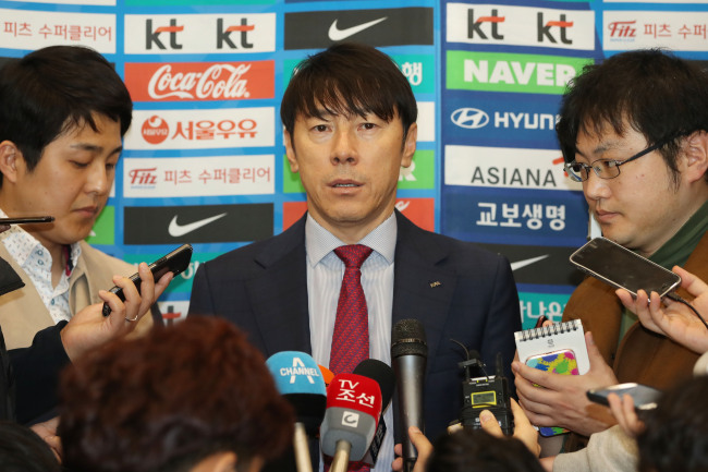 South Korea men's national football team head coach Shin Tae-yong speaks to reporters at Incheon International Airport, west of Seoul, on March 29, 2018. (Yonhap)
