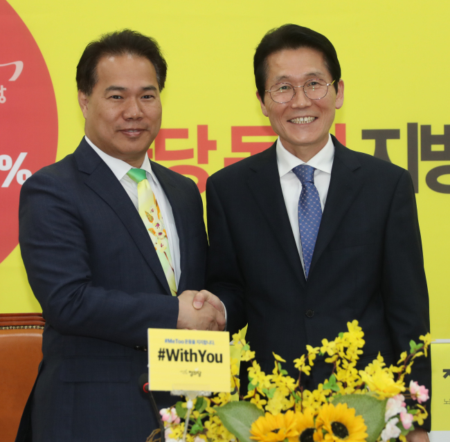 민주평화당 이용주(왼쪽) 원내수석부대표와 정의당 윤소하 원내수석부대표가 29일 국회 정의당 대표실에서 평화와 정의의 의원모임의 공동교섭단체 합의안을 발표하기 전 악수하고 있다. (사진=연합뉴스)