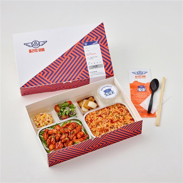 놀부가 새롭게 선보이는 브랜드 ‘플라잉바베’의 그릴드치킨라이스. 배달형 기내식 BBQ 콘셉트로 제공한다.