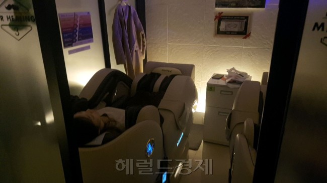 수면카페에서 휴식을 취하고 있는 모습.
