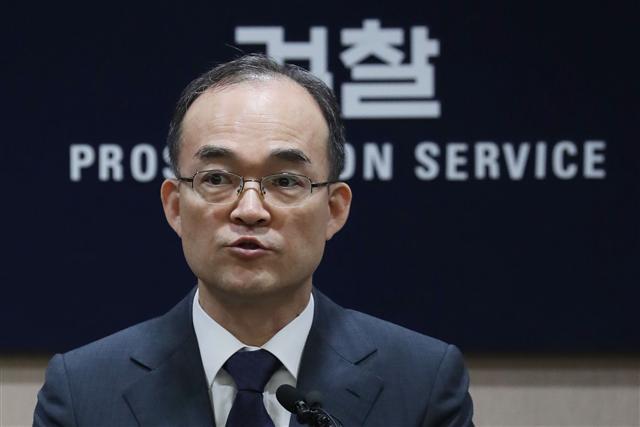 문무일 검찰총장이 29일 서울 대검찰청에서 열린 정기 기자간담회에서 발언하고 있다.   [연합뉴스]