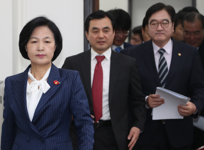 30일 국회 더불어민주당 당대표 회의실에 추미애(왼쪽부터) 대표, 안규백 최고위원, 우원식 원내대표가 최고위원회를 위해 입장하고 있다. 사진=연합뉴스)