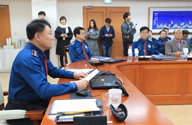 <YONHAP PHOTO-3480> 발언하는 이철성 경찰청장 (서울=연합뉴스) 서명곤 기자 = 30일 오전 서울 경찰청에서 열린 전국 경찰 화상회의에서 이철성 경찰청장이 수사권 조정과 관련해 발언을 하고 있다. 2018.3.30 seephoto@yna.co.kr/2018-03-30 09:57:39/ <저작권자 ⓒ 1980-2018 ㈜연합뉴스. 무단 전재 재배포 금지.>