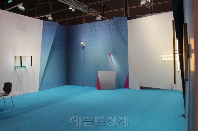 갤러리 부스 전체를 작품으로 제작한 애나 한(36) 작가. 작가는 홍콩의 다층위 문화와 야경에 영감을 받았다고 밝혔다. 2018 아트바젤 홍콩 갤러리바톤. [사진=이한빛기자/vicky@]