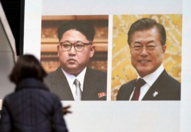 North Korean leader Kim Jong-un, left, and South Korean President Moon Jae-in (Yonhap)