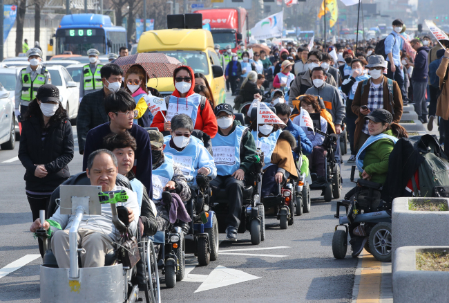 South Koreans with disabilities attend a rally in Seoul (Yonhap)