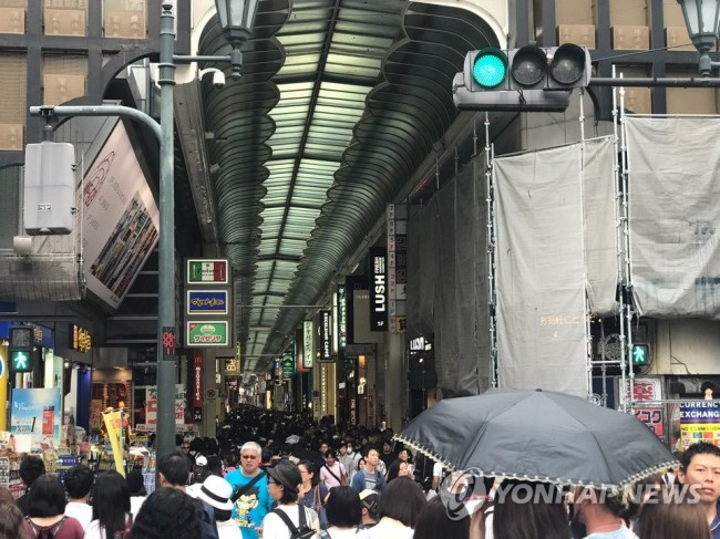 오사카(大阪)의 번화가 난바를 가득 메운 관광객들의 모습. [연합뉴스 자료사진]