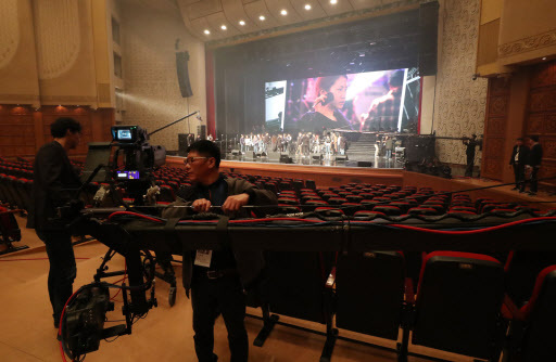 1일 오후 평양 동평양대극장에서 남북평화 협력기원 남측예술단이 공연을 앞두고 리허설을 하고 있다. [사진공동취재단 연합뉴스]