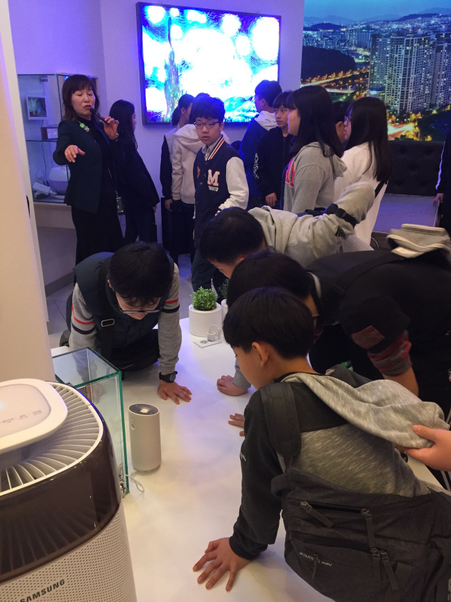 성남시청 2층 종합홍보관 내 스마트홈 체험존에서 학생들이 인공지능 스피커와 대화 중이다.[사진=성남시 제공]
성남시청 2층 종합홍보관 내 스마트홈 체험존에서 학생들이 인공지능 스피커와 대화 중이다.[사진=성남시 제공]