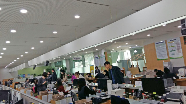 성남시청 1층 종합민원실 내 여권발급 창구.[사진=성남시 제공]
성남시청 1층 종합민원실 내 여권발급 창구.[사진=성남시 제공]