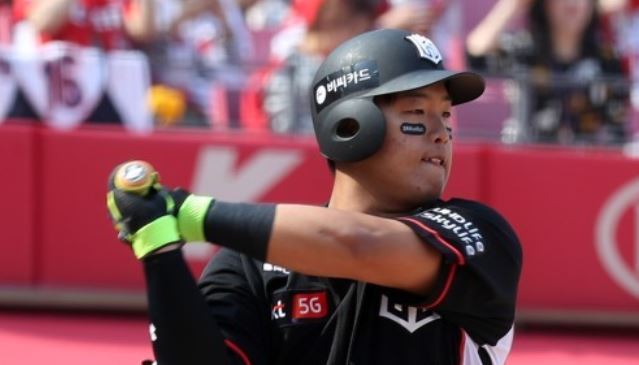 Kang Baek-ho of the KT Wiz takes a swing against the Kia Tigers in the top of the third inning during a Korea Baseball Organization regular season game at Gwangju-Kia Champions Field in Gwangju, 330 kilometers south of Seoul, on March 25. (Yonhap)