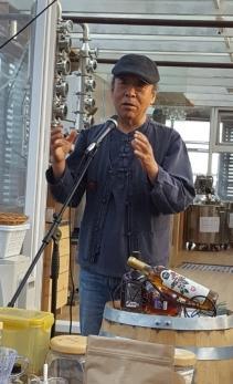‘제주커피수목원’ 김영한 대표가 자신이 직접 개발해 생산하고 있는 ‘제주몬순커피와인’에 대해 소상하게 설명하고 있다.  [사진=황해창 기자]