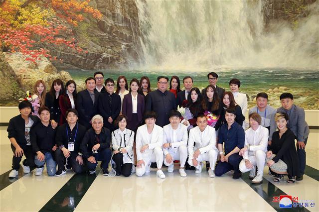 김정은 북한 노동당 위원장이 1일 동평양대극장에서 열린 남측 예술단 공연 ‘봄이 온다’를 관람한 뒤 남측 예술단 가수들과 기념촬영을 하고 있다. 김 위원장 왼쪽은 부인 리설주, 오른쪽은 걸그룹 레드벨벳의 아이린.  [사진=조선중앙통신]