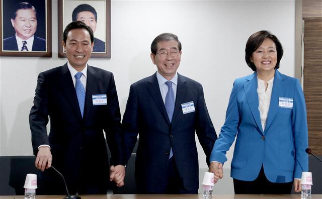 ‘6·13 지방선거’ 서울시장 도전에 나선 민주당 박영선 의원(오른쪽부터)과 박원순 서울시장과 우상호 의원이 2일 여의도 더불어민주당에서 열린 공천관리위원회 광역단체장 면접에서 손을 잡고 환하게 웃고 있다.  [연합뉴스]