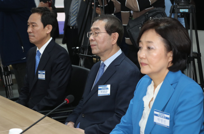 '6·13 지방선거' 서울시장 도전에 나선 민주당 박영선 의원(오른쪽부터)과 박원순 서울시장과 우상호 의원이 2일 여의도 더불어민주당에서 열린 공천관리위원회 광역단체장 면접에서 정성호 공천관리위원장의 발언을 듣고 있다. (사진=연합뉴스)