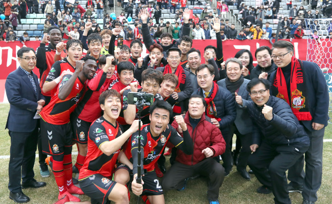 Gyeongnam FC players and officials take a selfie after getting 3-1 win over Sangju Sangmu in their K League 1 match at Changwon Football Center in Changwon, South Gyeongsang Province, on March 4. (Yonhap)