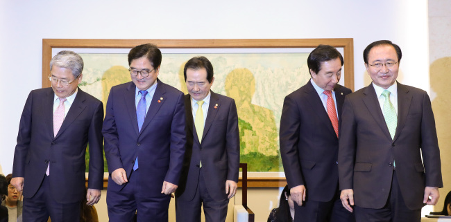정세균 국회의장(가운데)과 교섭단체 원내대표단이 2일 오전 국회에서 정례회동을 가졌으나 쟁점법안을 놓고 입장차를 보이면서 의사일정 조율에 실패했다. 왼쪽부터 바른미래당 김동철, 더불어민주당 우원식, 정세균 국회의장, 자유한국당 김성태, 정의당 노회찬 원내대표.[사진=연합뉴스]
정세균 국회의장(가운데)과 교섭단체 원내대표단이 2일 오전 국회에서 정례회동을 가졌으나 쟁점법안을 놓고 입장차를 보이면서 의사일정 조율에 실패했다. 왼쪽부터 바른미래당 김동철, 더불어민주당 우원식, 정세균 국회의장, 자유한국당 김성태, 정의당 노회찬 원내대표.[사진=연합뉴스]