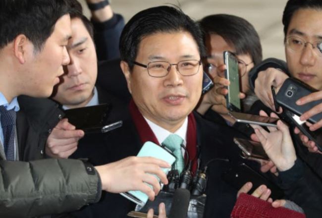 Rep. Hong Moon-jong of the main opposition Liberty Korea Party answers reporters' questions on March 9, as he appeared for prosecution questioning over suspected use of illegal political funds. (Yonhap)