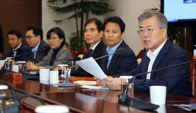 President Moon Jae-in (right) holds a meeting with his top aides at his office Cheong Wa Dae on Monday. (Yonhap)