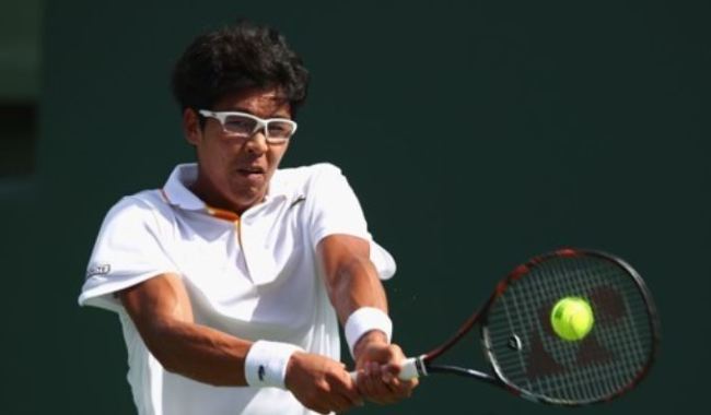 Chung Hyeon of South Korea hits a shot against John Isner of the United States during their quarterfinal match at the Miami Open on the ATP Tour in Miami, Florida, on March 28. (Yonhap)