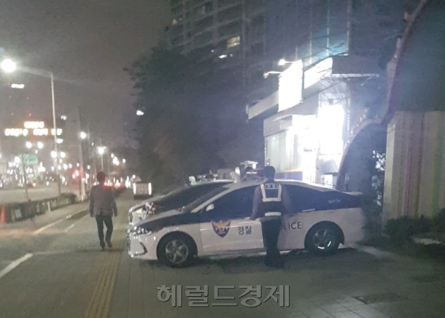 잠실지구대 소속 경찰관이 현장에 출동하기 위해 나서고 있다. [사진=김성우 기자/zzz@heraldcorp.com]