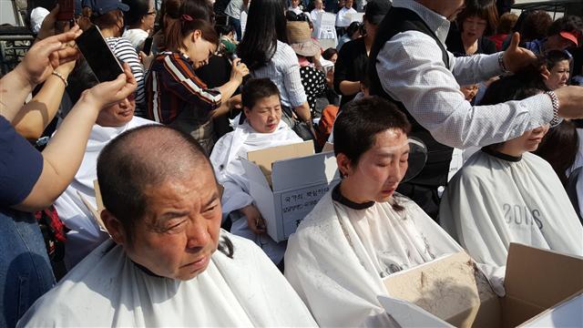 2일 오후 서울 종로구 효자치안센터 앞에서 발달장애 부모 209명의 삭발식이 열렸다.
정세희 기자/say@heraldcorp.com