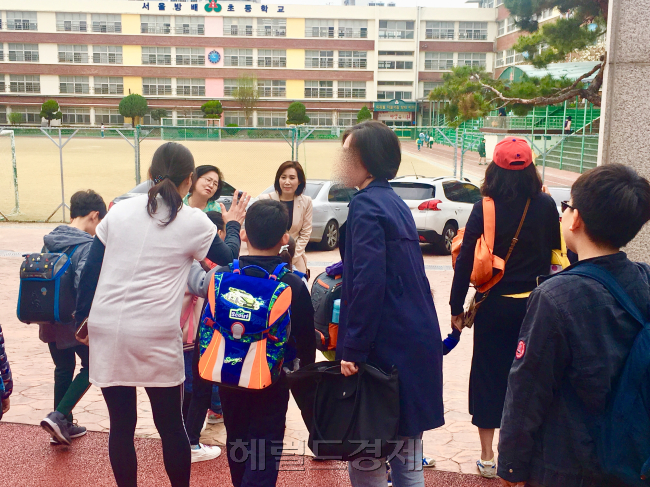 3일 서울 방배초등학교 앞에서 직접 아이들 등교지도에 나선 학부모들의 모습. 	 김유진 기자/kacew@heraldcorp.com