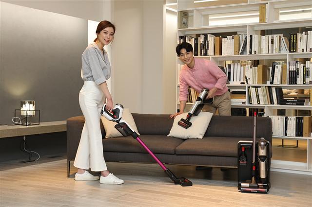 삼성전자 모델이 기능성과 편의성을 대폭 강화한 프리미엄 무선청소기 ‘파워건’ 2018년형 신제품을 소개하고 있다.  [제공=삼성전자]