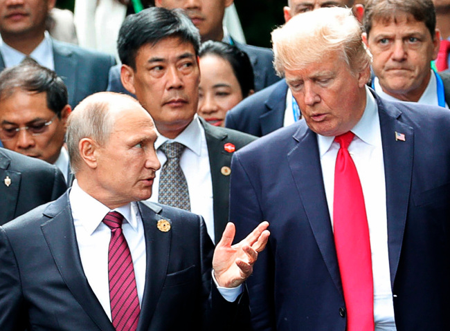 <YONHAP PHOTO-1175> FILE - In this Nov. 11, 2017, file photo, President Donald Trump, right, and Russia President Vladimir Putin talk during the family photo session at the APEC Summit in Danang. The Trump administration is opening the door to a potential White House meeting between Trump and Putin. It would be the first time Putin has been at the White House in more than a decade and come at a time of rising tensions between the two global powers. (Mikhail Klimentyev, Sputnik, Kremlin Pool Photo via AP)/2018-04-03 06:08:13/ <저작권자 ⓒ 1980-2018 ㈜연합뉴스. 무단 전재 재배포 금지.>
<YONHAP PHOTO-1175> FILE - In this Nov. 11, 2017, file photo, President Donald Trump, right, and Russia President Vladimir Putin talk during the family photo session at the APEC Summit in Danang. The Trump administration is opening the door to a potential White House meeting between Trump and Putin. It would be the first time Putin has been at the White House in more than a decade and come at a time of rising tensions between the two global powers. (Mikhail Klimentyev, Sputnik, Kremlin Pool Photo via AP)/2018-04-03 06:08:13/ <저작권자 ⓒ 1980-2018 ㈜연합뉴스. 무단 전재 재배포 금지.>