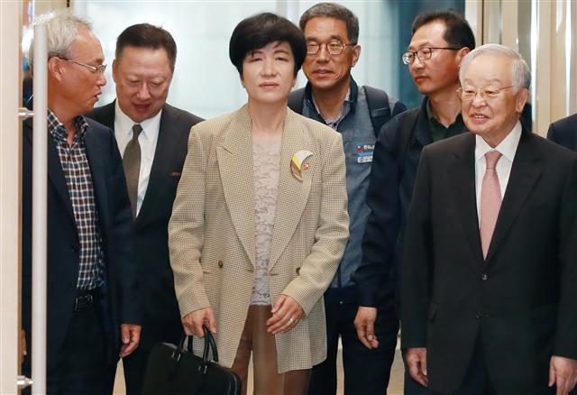 3일 오전 서울 남대문로 대한상의 챔버라운지에서 열린 두 번째 노사정 대표자 6자 회의에서 정부, 노동계·경영계 대표자들이 회의장에 입장하고 있다. 왼쪽부터 문성현 경제사회발전노사정위원장, 박용만 대한상의 회장, 김영주 고용노동부 장관, 김주영 한국노총 위원장, 김명환 민주노총 위원장, 손경식 한국경영자총협회 회장.   [연합뉴스]