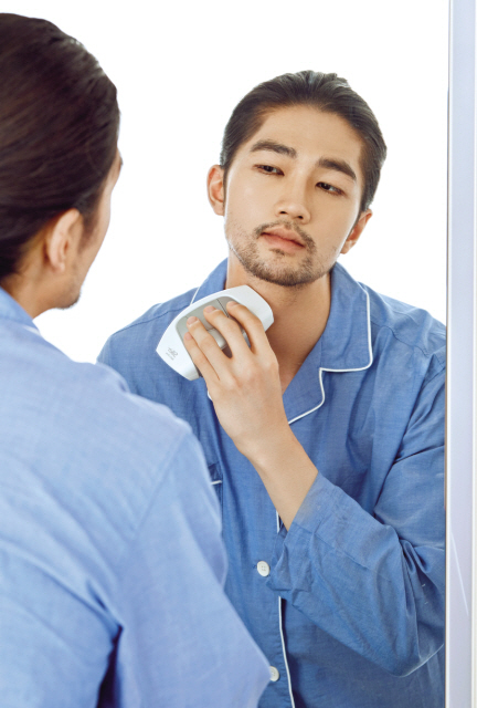 화장하는 남성 모델 이미지 컷(왼쪽). 까스텔바작 모델 이미지 컷.