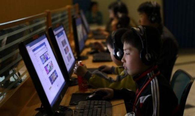 This undated photo released by Europe's news photo agency EPA shows North Korean children using personal computers. (Yonhap)