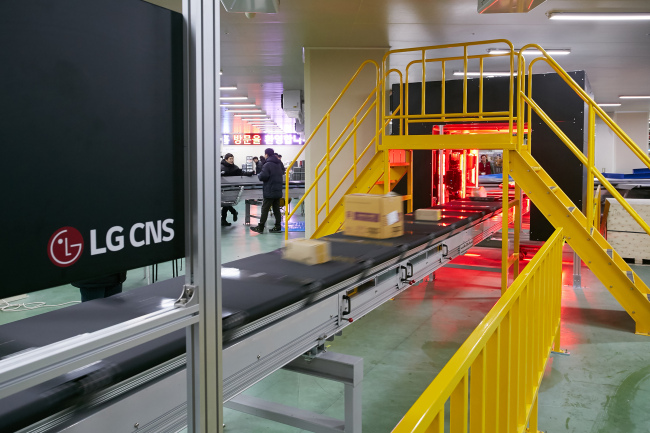 LG CNS' smart factory platform at work at a logistics center run by OURHOME (LG CNS)