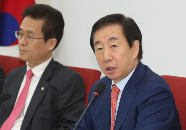 Kim Sung-tae, the floor leader of the main opposition Liberty Korea Party, speaks during a meeting with reporters at the National Assembly in Seoul on Tuesday. (Yonhap)