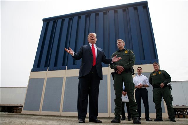 <YONHAP PHOTO-2286> FILE--In this March 13, 2018, file photo, President Donald Trump talks with reporters as he reviews border wall prototypes in San Diego. In his threat Tuesday, April 3, 2018, to use the military on the U.S.-Mexico border until his promised wall is built, Trump again heaped blame on his predecessor, Barack Obama, and congressional Democrats for creating a dangerous and dysfunctional border. (AP Photo/Evan Vucci, file)/2018-04-04 05:17:48/ <저작권자 ⓒ 1980-2018 ㈜연합뉴스. 무단 전재 재배포 금지.>