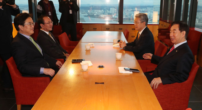 4일 오전 서울 여의도 63빌딩 한 식당에서 열린 여야 4개 교섭단체 원내대표회동에서 참석자들이 얘기를 나누고 있다. 왼쪽부터 시계방향으로 더불어민주당 우원식 원내대표, '평화와 정의의 의원모임' 노회찬 원내대표, 바른미래당 김동철 원내대표, 자유한국당 김성태 원내대표. (사진=연합뉴스)