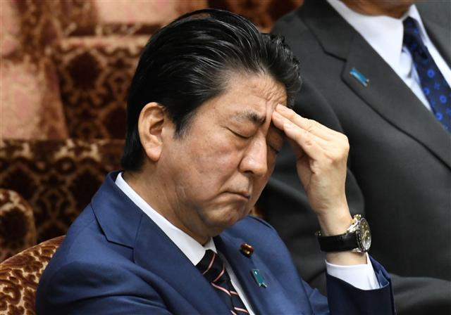 아베 신조(安倍晋三) 일본 총리가 문재인 대통령에게 오는 27일 남북정상회담 개최 이전에 일본 방문을 요청했다고 교도통신이 보도하는 등 ‘재팬패싱’을 우려하는 일본 정부의 움직임이 다급해지고 있다. 사진은 지난달 아베 총리가 지난달 28일 의회에 참석한 모습.  [도쿄=로이터연합뉴스]