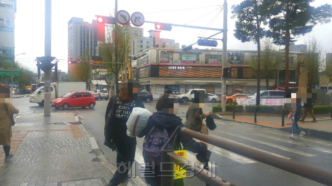 서울 은평구 버스정류장 근처 빨간불이지만 횡단보도를 건너는 사람들.  정세희 기자/say@